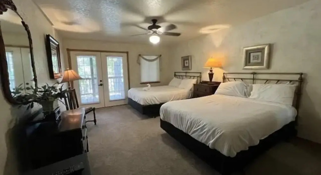 C16, Two bedroom, two bath, log-sided Harbor North luxury cottage with hot tub overlooking Lake Ouachita. by RedAwning, Boek Vakantiehuis Hotels in Missouri met zwembad, Zwembad
