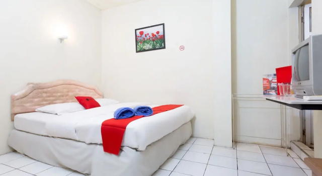 Standard Doppel Zimmer RedDoorz @ Supratman Street