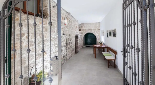 Stone House in Podgora With Sea Views, Забронировать Дом для отпуска Отели Подгора с парковкой, Парковка