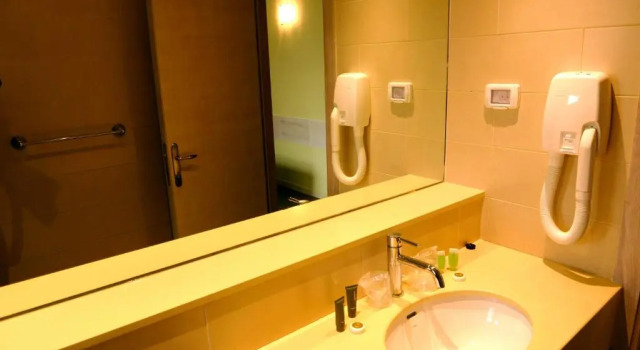 Трёхместный номер Standard Holy Land Hotel