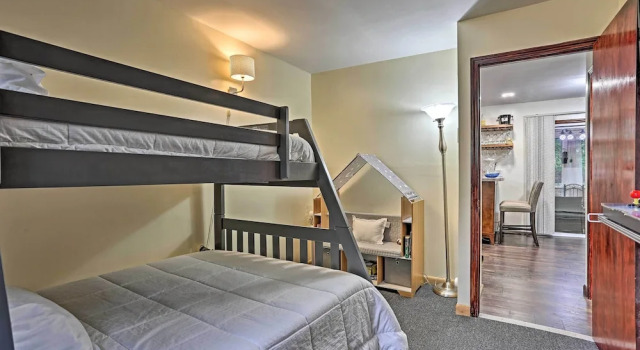 15 Mi to Camelback Ski Resort: Home w/ Deck!, Book Feriehus Sommerhuse i Pennsylvania, Hytte