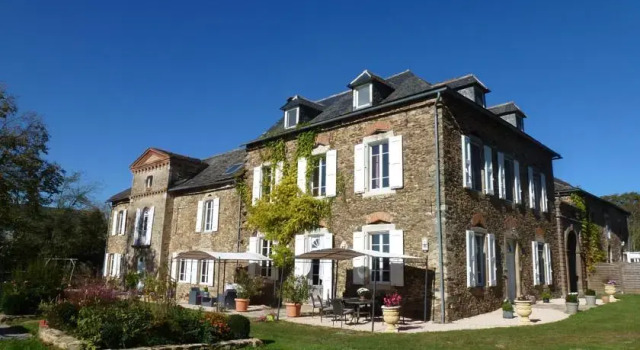 Château de Vèzes, Gîtes Source de Vie, Prenota Appartamento Tauriac-de-Naucelle 