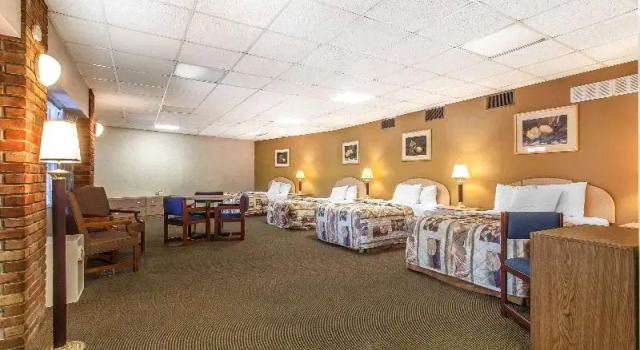 Люкс Rodeway Inn Sandusky North