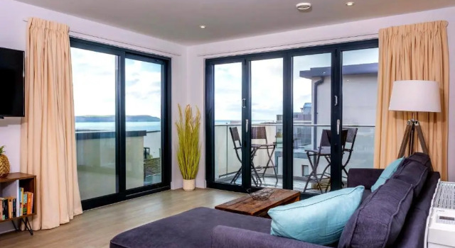 12 Putsborough - luxury flat, 4 minutes to Woolacombe beach with shared indoor pool., Book Hotel Hoteller i Woolacombe med pool, nær Combesgate Beach, Swimmingpool