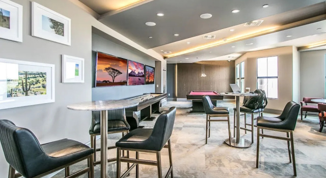 Номер Luxury Rooftop Pool, Views, Close to Shops & Dining C4427