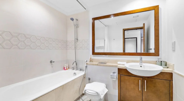 Апартаменты Vogue Vacation Homes, Business Bay Damac Maison Prive near Burj Khalifa and Dubai Mall, Studio Apartment with Canal and City View, Access to all Amenities