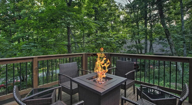 Коттедж с 3 комнатами с балконом Cozy 'hillside Hideaway' in Wintergreen Resort!