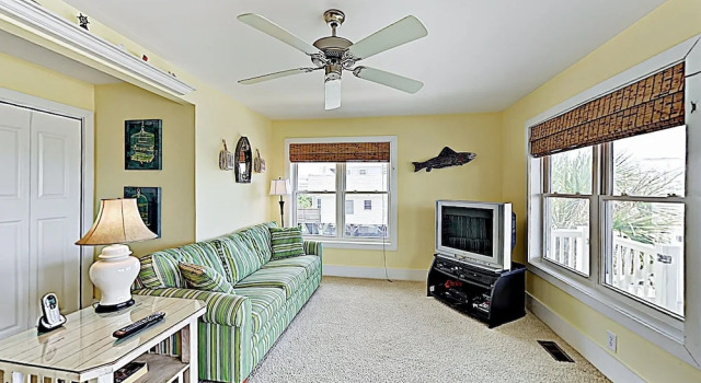 New Listing! Spacious Beach W/ Tiki Room 5 Bedroom Home, Забронировать Дом для отпуска Ошен-Айл-Бич Северная Каролина