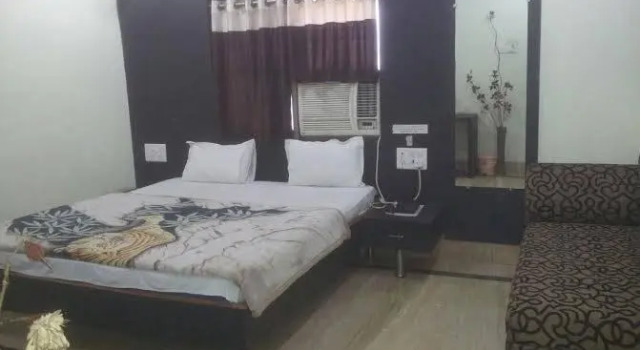 OYO RPR269 Hotel Shubham Palace
