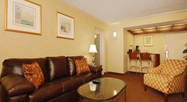 Люкс с видом на бассейн Plaza Inn & Suites