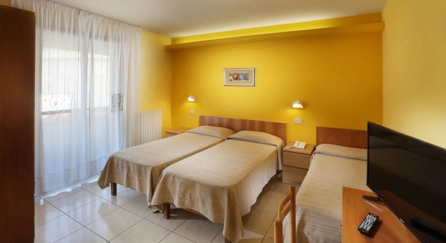 Четырёхместный номер Economy Hotel La Querceta