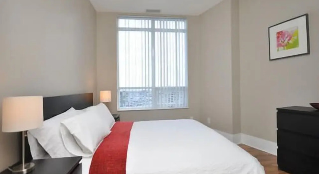 Четырёхместные апартаменты Deluxe с балконом и с видом на город WhiteHall Suites - Mississauga