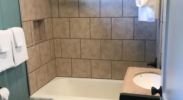 Четырёхместный номер Standard Riverside Lodge at Chimney Rock