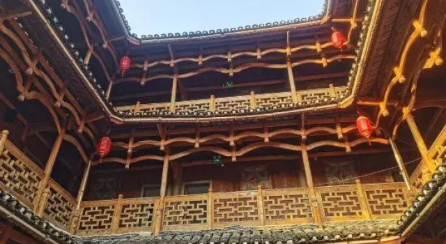 Furong Town and Slow Yueshe (Lotus Pool Shop)
