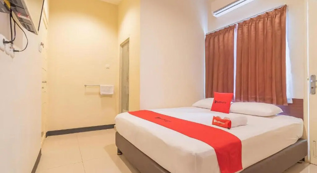 Двухместный номер Standard RedDoorz at H Agus Salim Street Pontianak