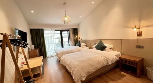 Семейный люкс с видом на улицу Yueliang Town Hotel