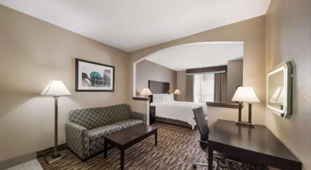 Люкс Comfort Suites Plano East - Richardson
