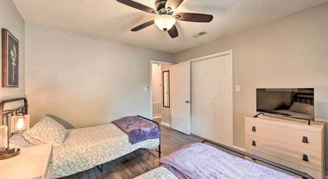 Апартаменты с 2 комнатами Lovely High Point Abode ~ 2 Mi to University!