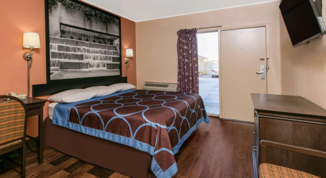 Super 8 by Wyndham Lubbock Civic Center North, Забронировать Мини-отель Лаббок штат Техас, рядом с Fresenius Medical Care at Lubbock Heart Hosptial