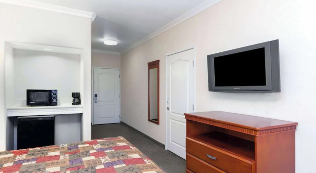 Двухместный номер Standard Howard Johnson by Wyndham Bakersfield