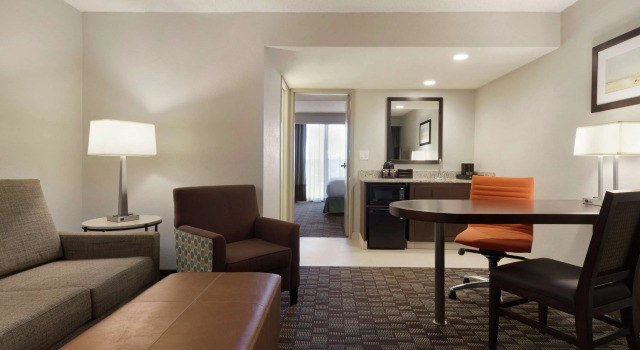 Embassy Suites by Hilton Jacksonville Baymeadows, Забронировать Отель Джэксонвилл штат Флорида