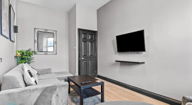 1 Bed- Holyrood Retreat, Забронировать Отель Плимут Девон, рядом с Cathedral Church of St Mary and St Boniface