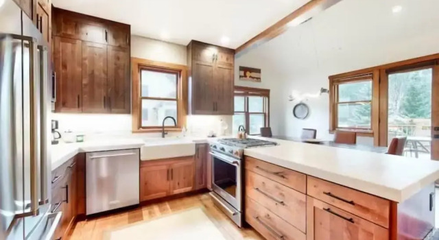 Коттедж с 4 комнатами с балконом Red Hawk Townhomes 4 Bedroom - 200 Yards to Gondola!