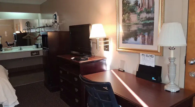 Vierer Studio Oak Tree Inn