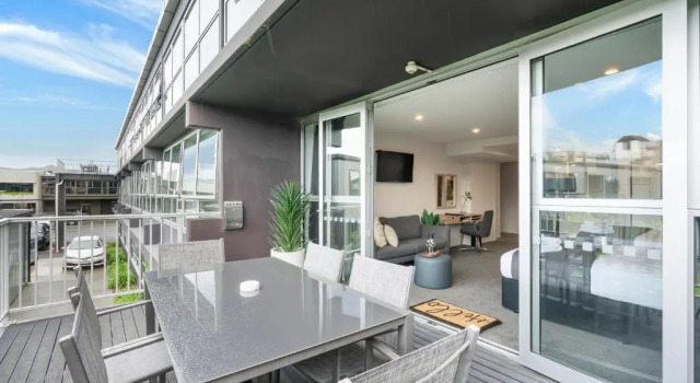 Апартаменты с балконом Southwark Hotel & Apartments