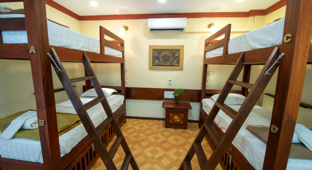 Кровать в общем номере Hotel Temple View Bagan