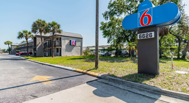 Motel 6 Tampa, FL, Rezerwuj Motel Hotele w Tampa z parkingiem, Parking