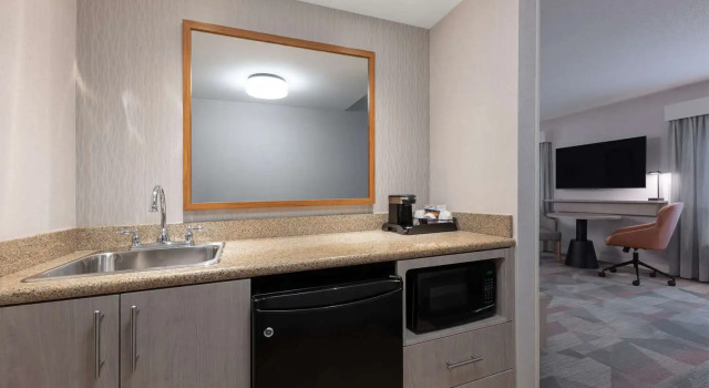 Двухместный люкс Hampton Inn & Suites by Hilton Moncton