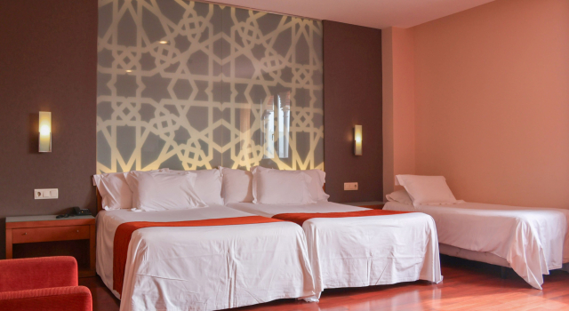 Трёхместный номер Standard Hotel Granada Palace, Affiliated by Melia
