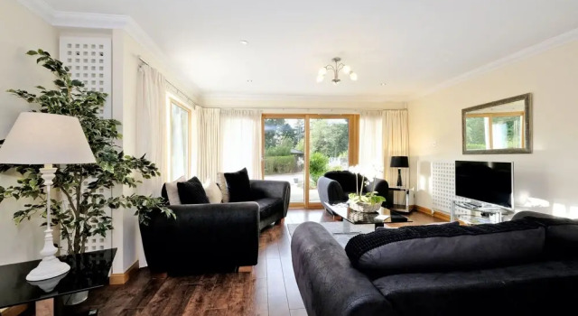 Bright Cults Home Near to the River Dee, Prenota Hotel Aberdeen 