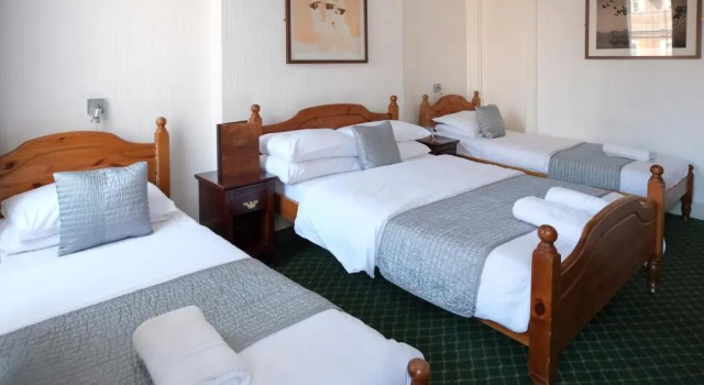 Четырёхместный номер St Athans Hotel