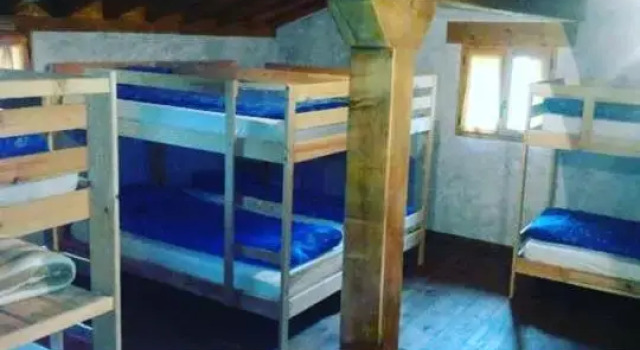 Кровать в общем номере El Escondite del Miera