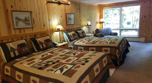 Standard Vierer Zimmer mit Balkon Willard Munger Inn