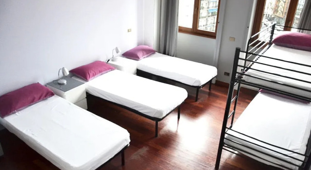 Кровать в общем номере (женский номер) с балконом B&B Best Hostel Milano