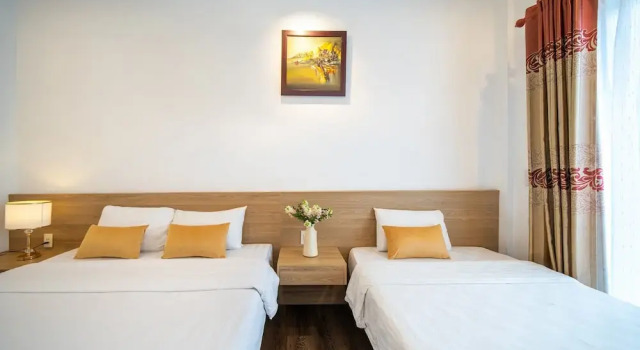 Трёхместный номер Deluxe с балконом Shine Hue Hotel 2