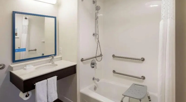 Шестиместный номер Standard Hampton Inn by Hilton Minneapolis/Eagan
