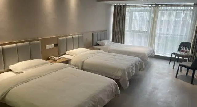 Трёхместный номер Standard GreenTree Inn Nantong Qidong Bus Station Express Hotel