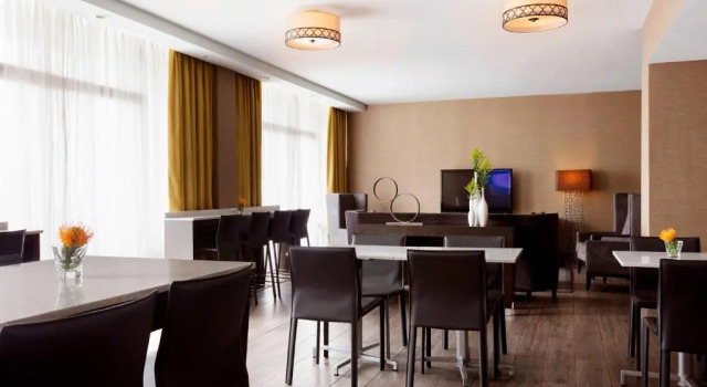 Четырёхместный клубный номер Standard Sheraton Charlotte Hotel