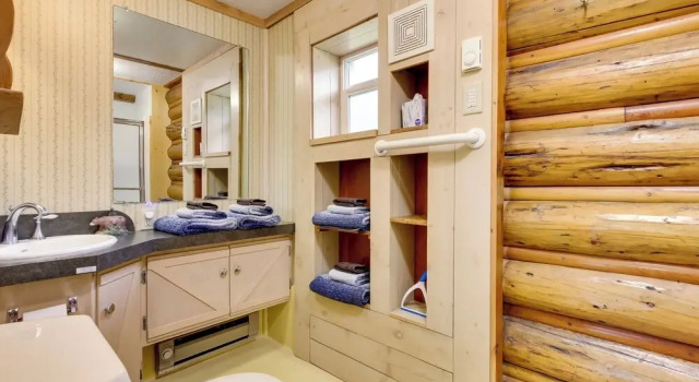 Коттедж c 1 комнатой Creekside Silver Gate Getaway w/ Fireplace!
