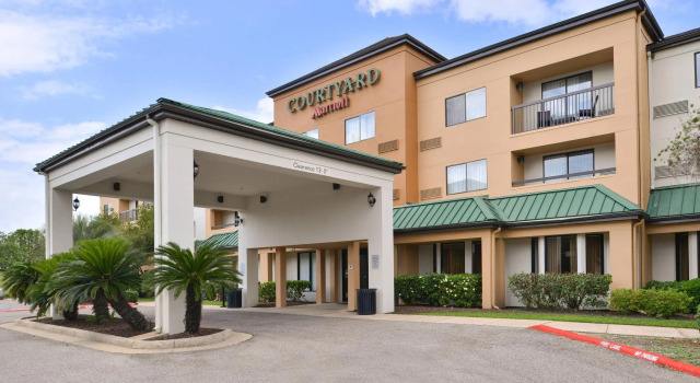 Кровать в общем номере Courtyard Beaumont