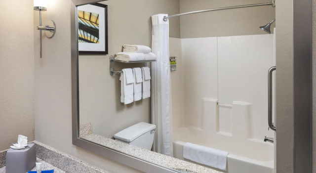 Четырёхместный номер Standard Holiday Inn Express Hotel & Suites Minneapolis - Minnetonka by IHG
