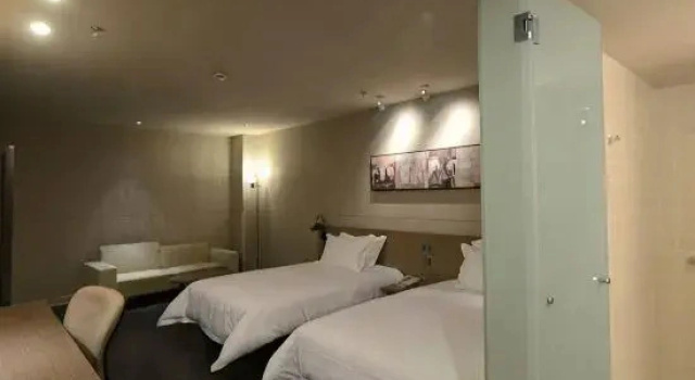 Четырёхместный люкс Standard Jinjiang Inn (Yancheng Dongtai high-speed railway station Fangong North Road Branch)