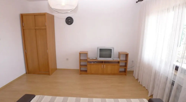 8 Person 3 Bed Apartment With Pool Near the Beach
