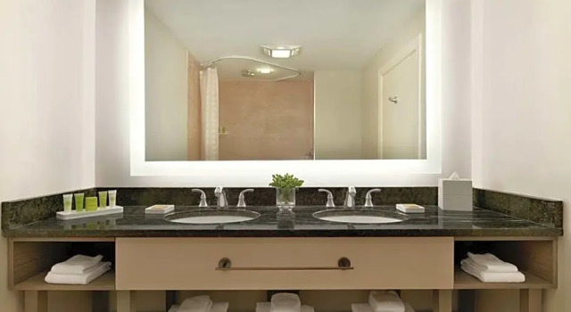 Четырёхместный люкс c 1 комнатой oceanfront Hilton Suites Ocean City Oceanfront