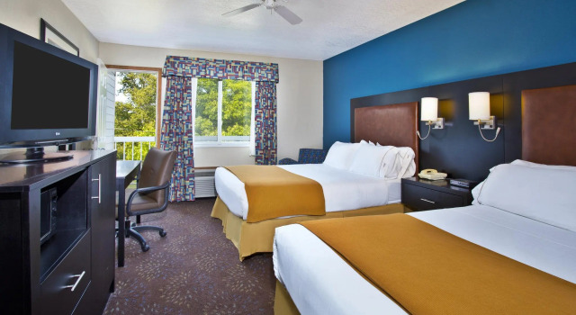 Четырёхместный номер Standard Holiday Inn Express Mackinaw City by IHG