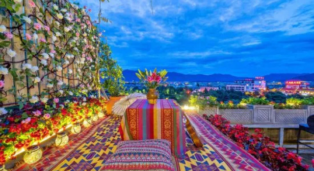 Nayuan Alice View Courtyard (Lijiang Ancient City Lion Rock Branch), Забронировать Отель Отели Лицзян с парковкой, рядом с Улица Сквер-стрит Древнего города Даянь, Парковка